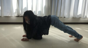 手付きグーパージャンプをしている女の子