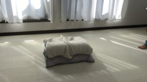 走ってきて枕で跳び箱をしている女の子