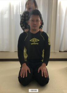 お父さんを跳び越えてる女の子