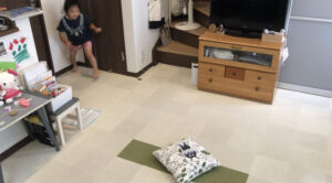 クッションでジャンプする女の子