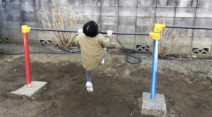 鉄棒に足を掛ける女の子