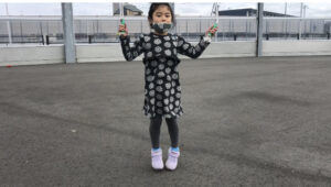 交差跳びでクロスした縄の中に入るのを失敗する女の子