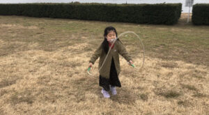 交差跳びでクロスした縄の中に入る女の子