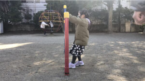鉄棒のこうもりをする女の子