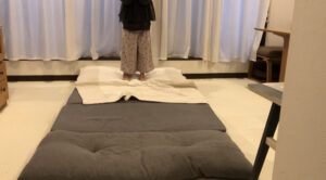 開脚前転で足を開く女の子