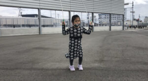 あや跳びを１回跳ぶ女の子