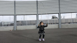 あや跳びを２回連続で跳ぶ女の子