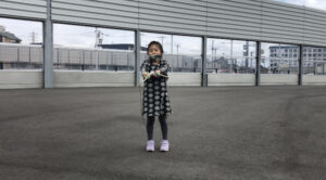 あや跳びの間に前回し跳びを１回跳ぶ女の子