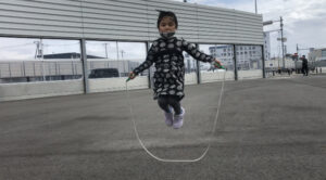 あや跳びの間に前回し跳びを２回跳ぶ女の子