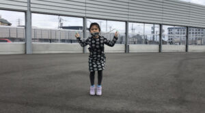 あや跳びで縄を戻しながら跳ぶ女の子