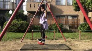 ブランコの立ち漕ぎで、静止した状態から漕ぎ始める女の子