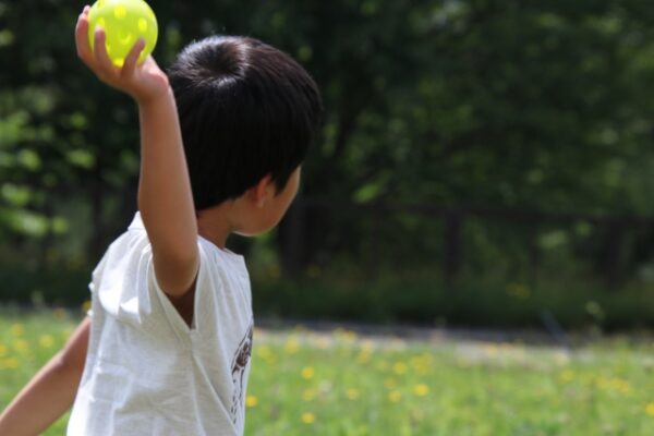 ボール投げをしている男の子