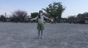 交差跳びを三回跳ぶ女の子