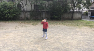 テニスボールをオーバースローで投げる女の子