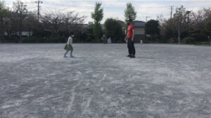 二人鬼ごっこをする親子