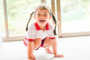 家で補強運動をする女の子