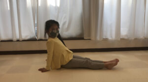 滑り台をする女の子