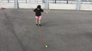 縄跳びで一本橋をつくり渡る女の子