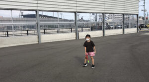 縄の端を持って上に投げてキャッチ出来ない女の子