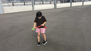 縄を四つ折りにして前に回してまたぐ女の子