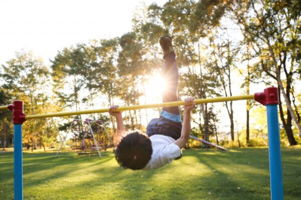 逆上がりをしている男の子