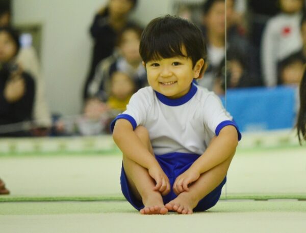 体操教室で座っている男の子