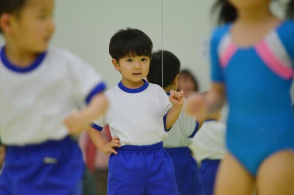 体操教室に参加する男の子