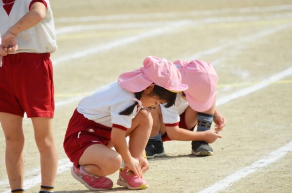 靴のマジックテープを留めている子ども達