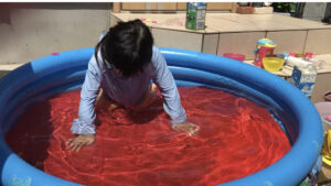 プールで水に顔つけをする女の子