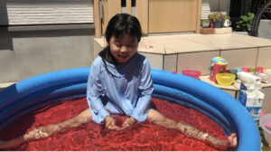 プールで胸やお腹を濡らす女の子