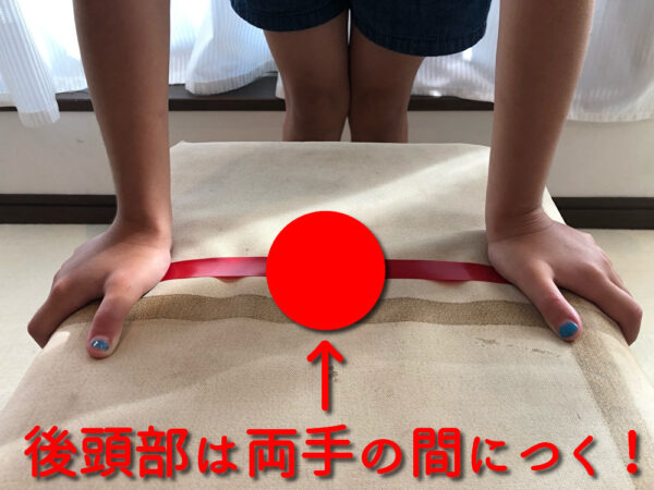 跳び箱に横から手をつく女の子