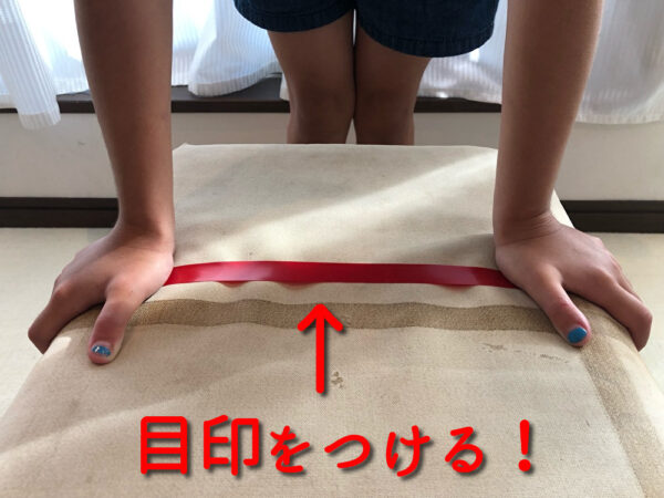 跳び箱に横から手をつく女の子