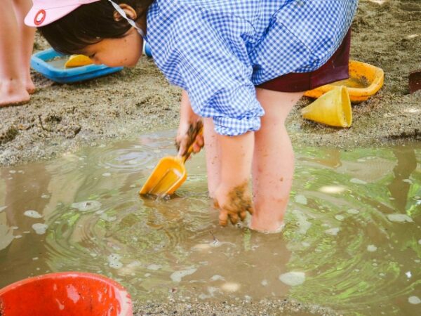 泥遊びをする男の子