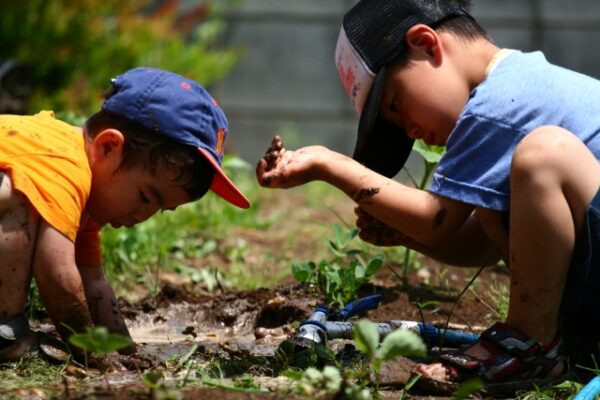 泥遊びをする男の子達