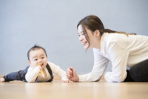 這っている赤ちゃんとお母さん