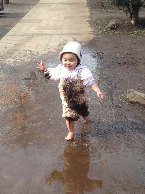 泥遊びをする女の子