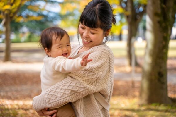 赤ちゃんを抱っこしているお母さん