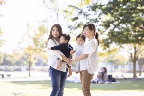 子どもを抱っこするお母さん達