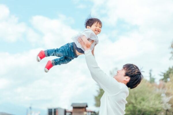 男の子を抱っこするお父さん