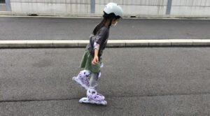 インラインスケートを滑っている女の子