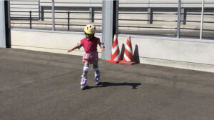 インラインスケートを履いて歩いている女の子
