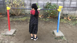 鉄棒の地球回りでうまく足を掛けられない女の子