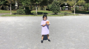 ボールを上に投げて一回手を叩いてキャッチする女の子