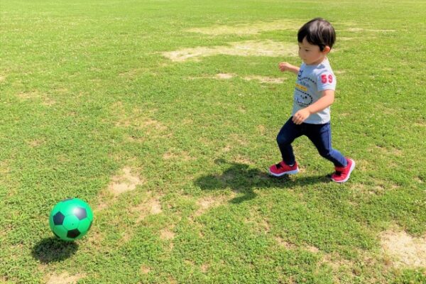 ボール追いかけてる男の子