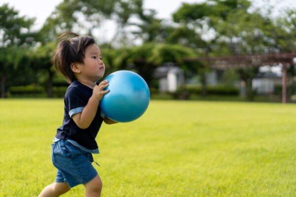 ボールを持って走ってる男の子