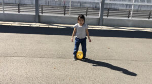 ボールを足に挟んでジャンプする女の子