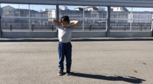 縄跳びの二重跳びを1回跳んでいる女の子