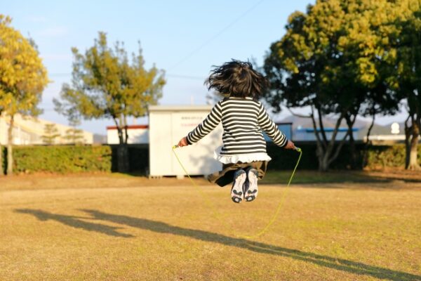 縄跳びをしている女の子