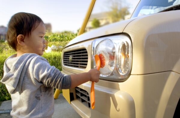 洗車をしている男の子