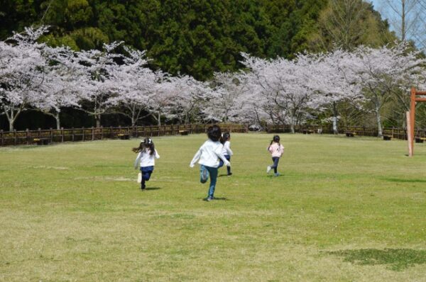 鬼ごっこをしている子ども達